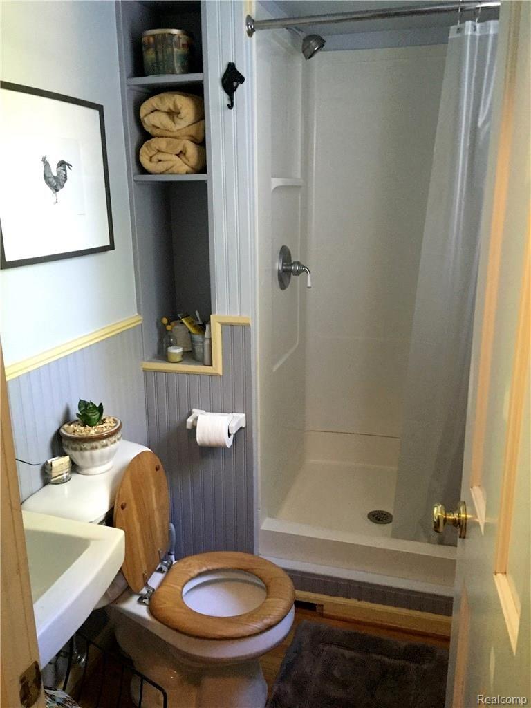 9623 Earhart Road South Lyon, MI 48178 - Photo 16 of 36 bath.jpg