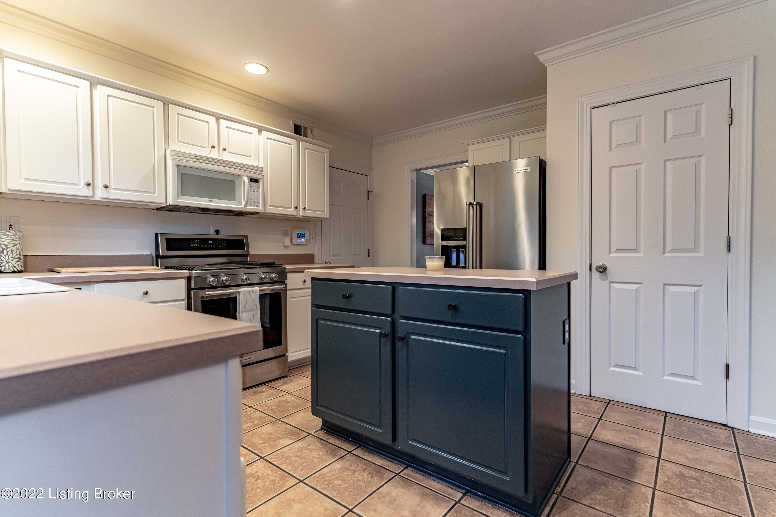 10529 Edgewater Road Louisville, KY 40223 - Photo 16 of 55 DSC00023