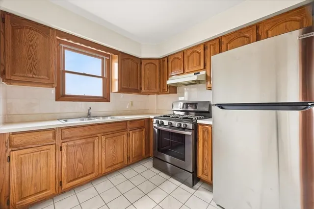 $2,300 | 576 Slade Street, Unit 2, Fall River, MA 02724