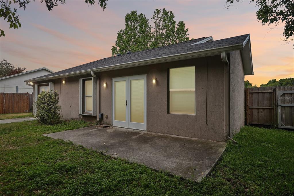 1525 Kestrel Way Brandon, FL 33511 - Photo 28 of 48 a backyard of a house with lots of green space