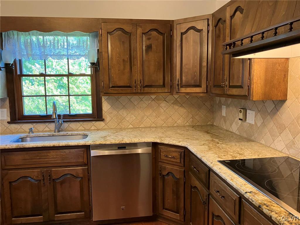 4290 Wellesley Road Bethlehem, PA 18017 - Photo 11 of 50 Granite countertops and tile backsplash throughout