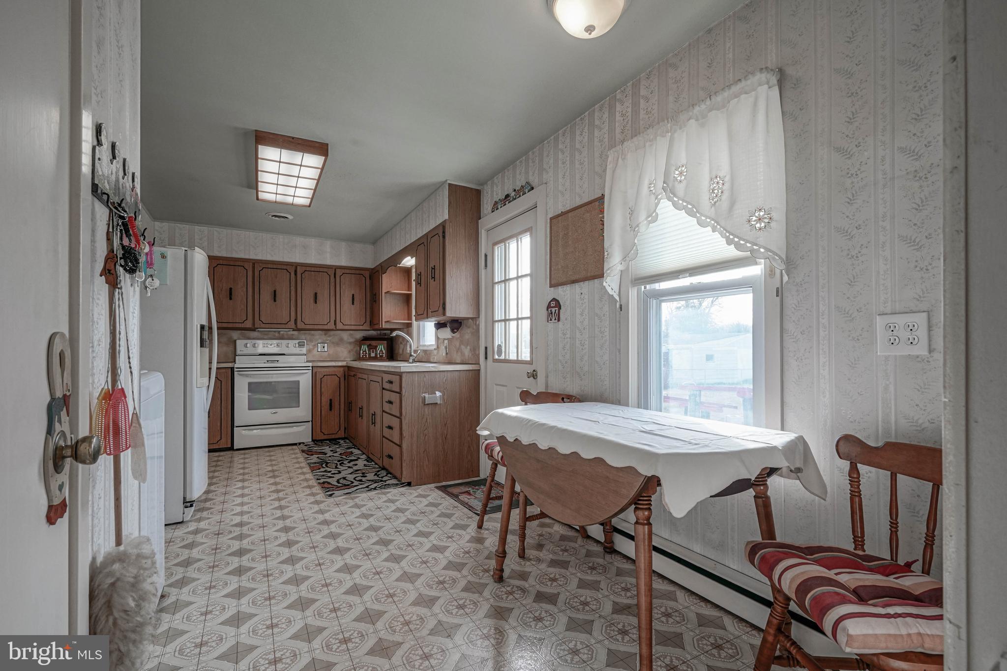 249 Cleveland Avenue Carneys Point, NJ 08069 - Photo 11 of 52 a workspace with furniture and window