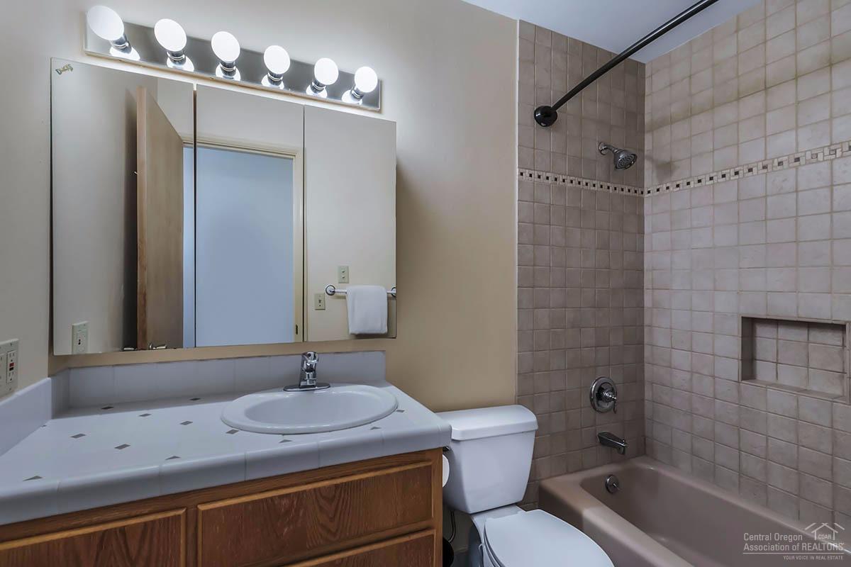 61062 Parrell Road Bend, OR 97702 - Photo 19 of 25 2nd (guest) bath.