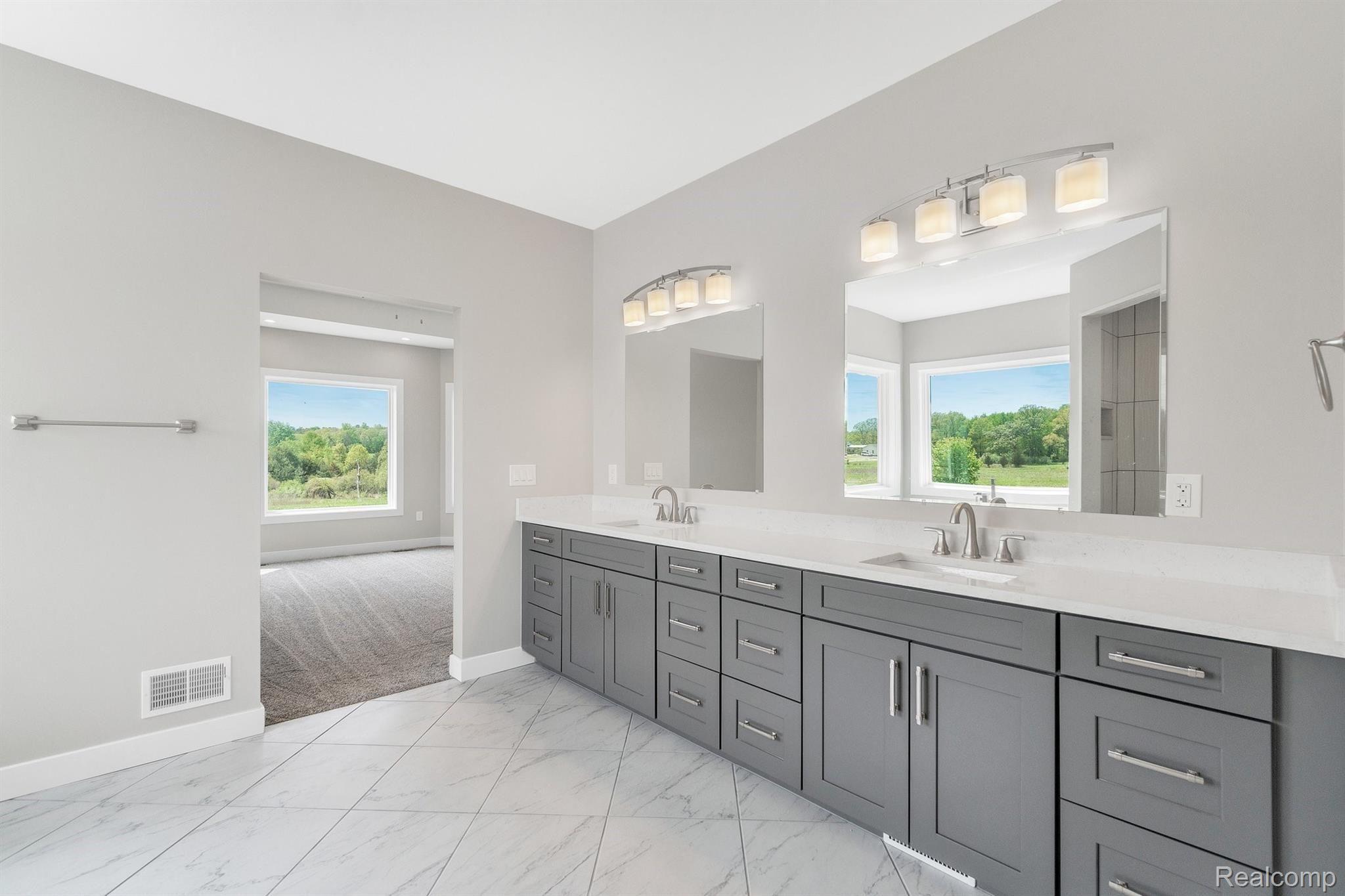 12240 Hibner Road Hartland, MI 48353 - Photo 22 of 37 Large master bathroom