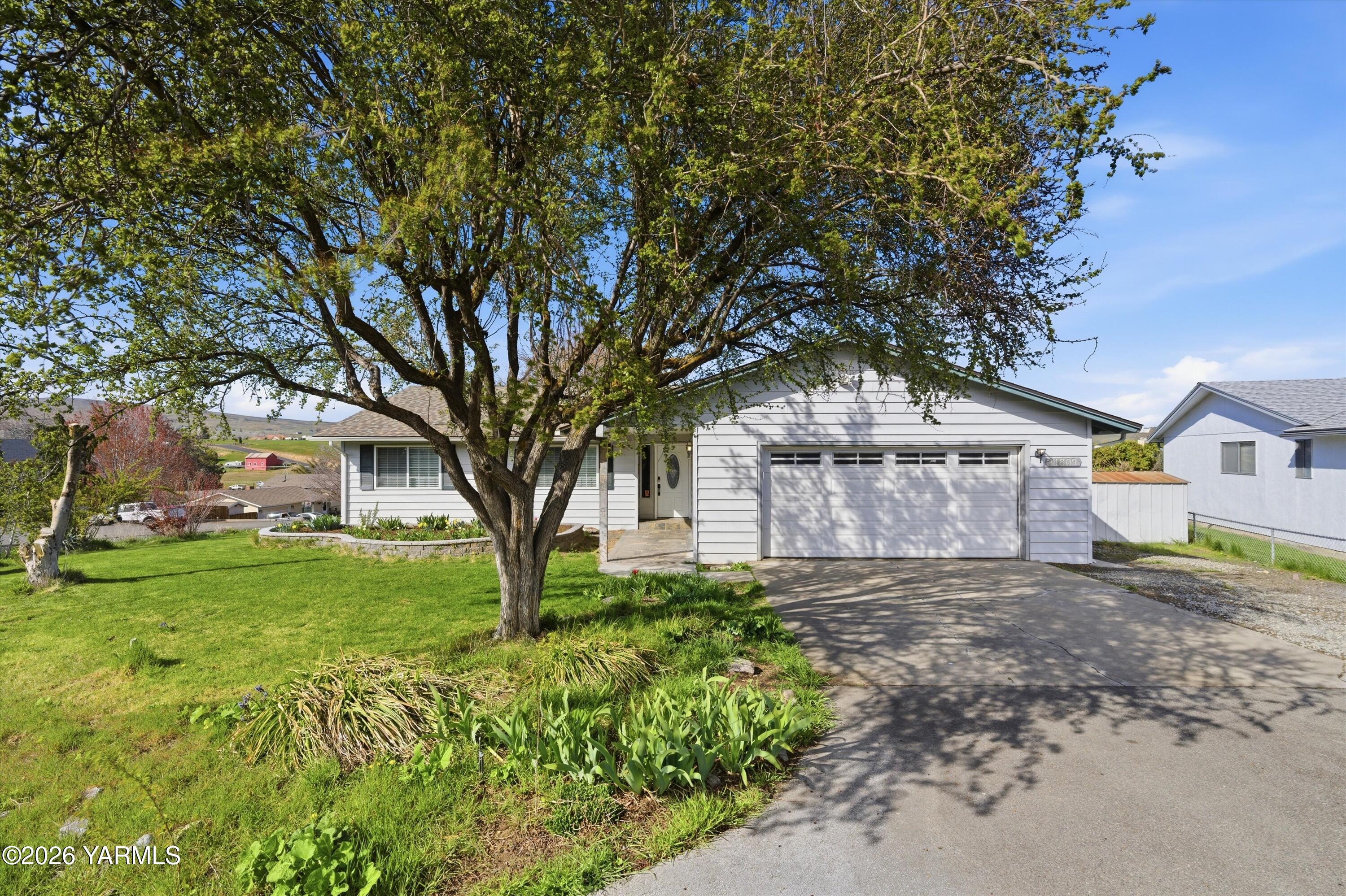 11809 West Bristol Road Yakima, WA 98908 - Photo 1 of 40 11809 Bristol