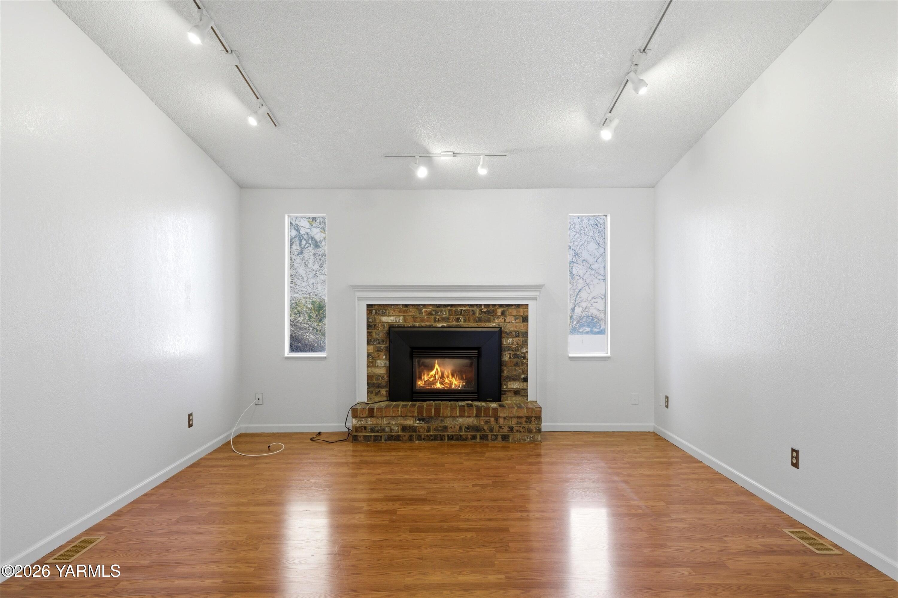 11809 West Bristol Road Yakima, WA 98908 - Photo 6 of 40 06-7R504892_with_fire