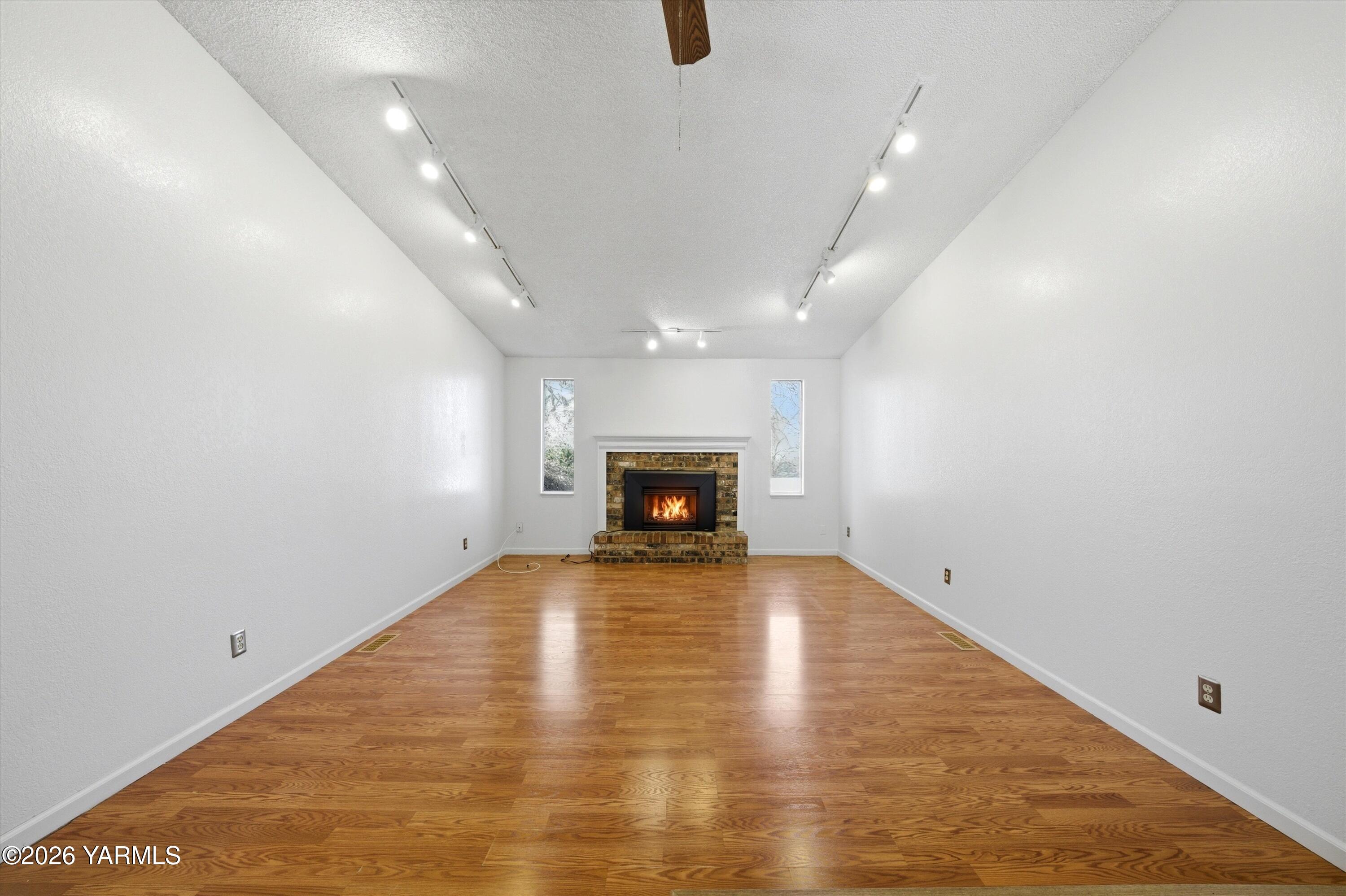 11809 West Bristol Road Yakima, WA 98908 - Photo 7 of 40 07-7R504895_with_fire