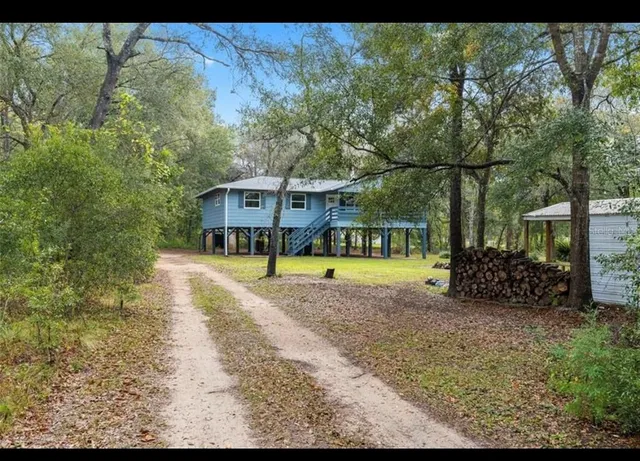a view of a house with a yard