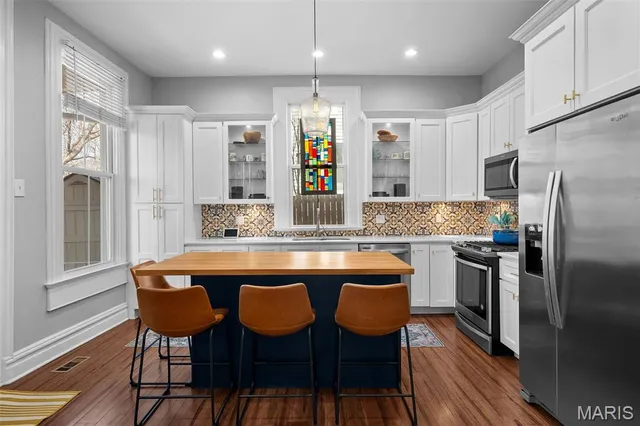 $379,900 | 2029 Forest Avenue, St. Louis, MO 63139