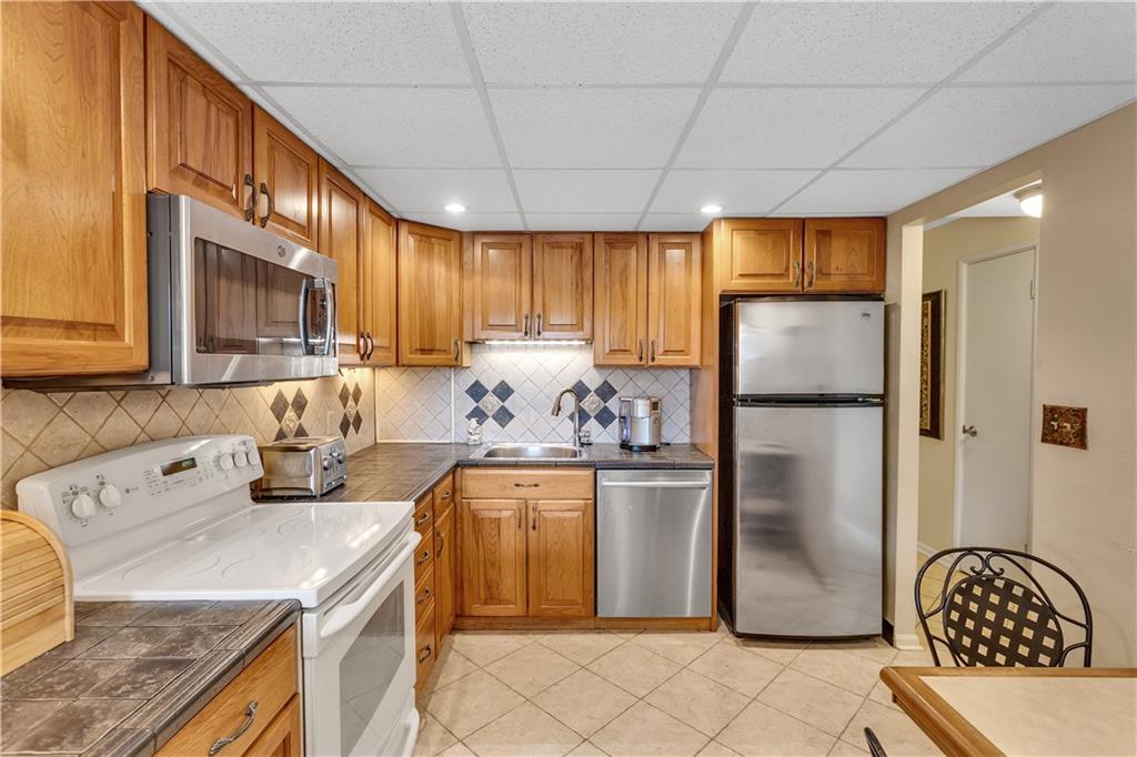 900 Washington Road, Unit 412 Pittsburgh, PA 15228 - Photo 14 of 34 a kitchen with refrigerator and cabinets