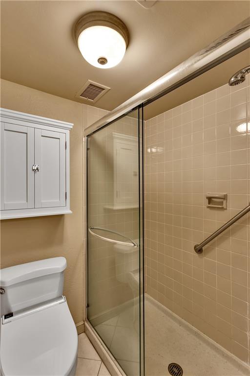 900 Washington Road, Unit 412 Pittsburgh, PA 15228 - Photo 21 of 34 a bathroom with a shower a toilet and a sink