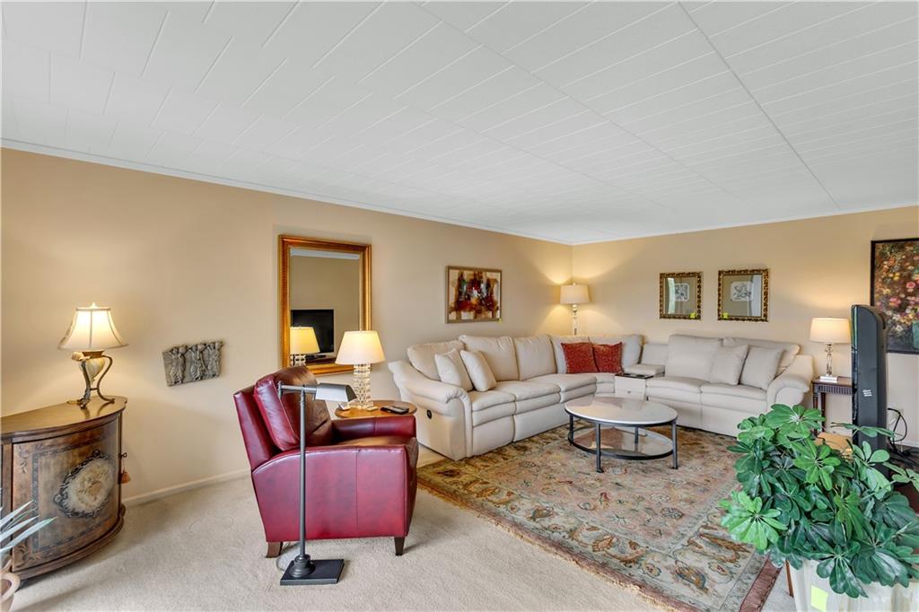 900 Washington Road, Unit 412 Pittsburgh, PA 15228 - Photo 8 of 34 a living room with furniture and a lamp