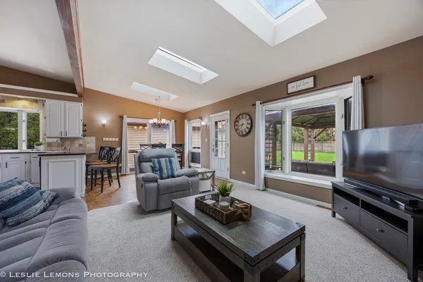 $420,000 | 221 69th Street, Darien, IL 60561