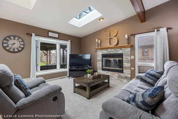 $420,000 | 221 69th Street, Darien, IL 60561