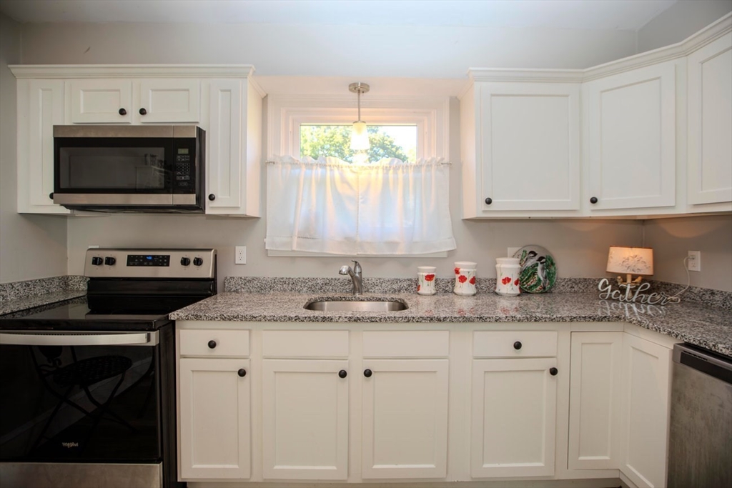 73 Bourne Road Swansea, MA 02777 - Photo 4 of 25 Gallery Image 4