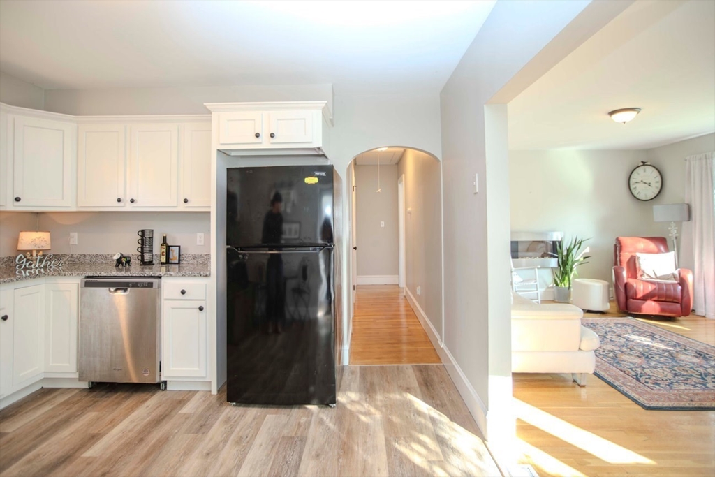 73 Bourne Road Swansea, MA 02777 - Photo 5 of 25 Gallery Image 5