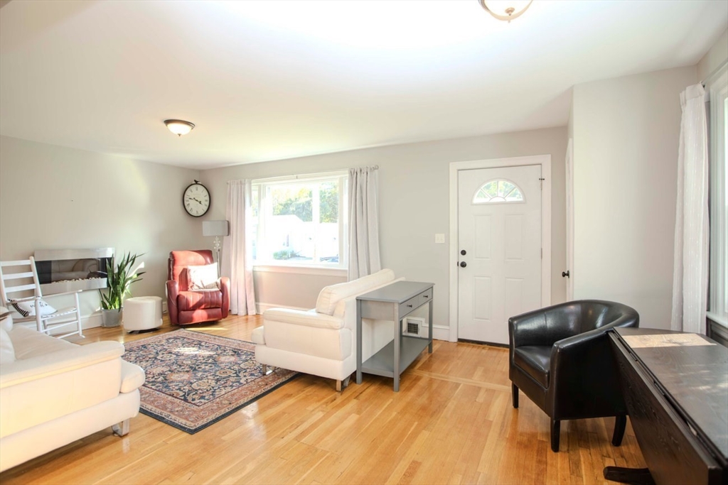 73 Bourne Road Swansea, MA 02777 - Photo 7 of 25 Gallery Image 7