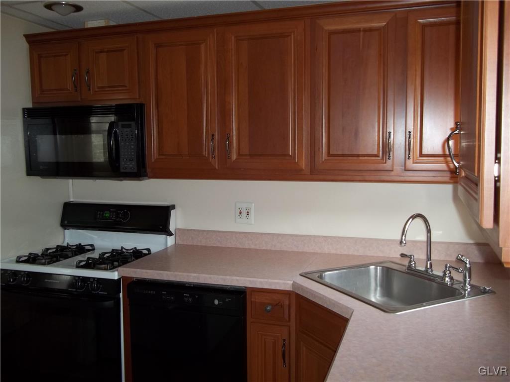 833 Magnolia Road Hellertown, PA 18055 - Photo 3 of 16 Gallery Image 3