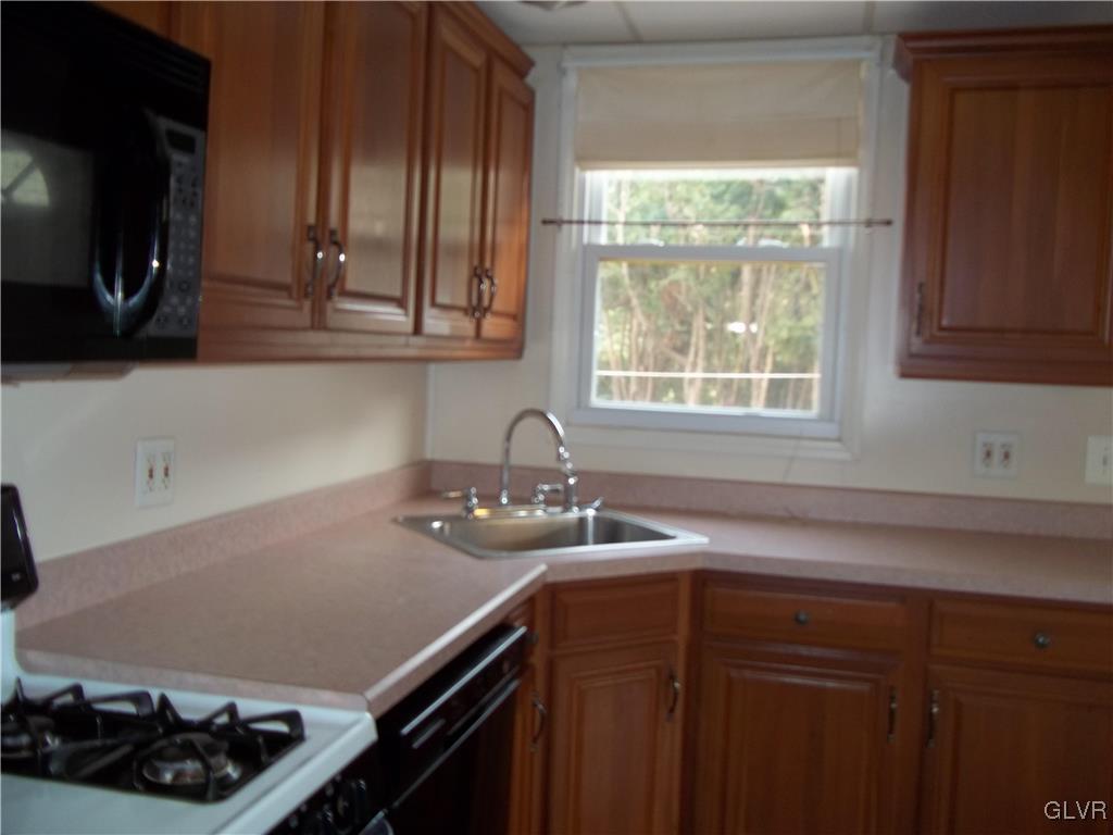 833 Magnolia Road Hellertown, PA 18055 - Photo 4 of 16 Gallery Image 4