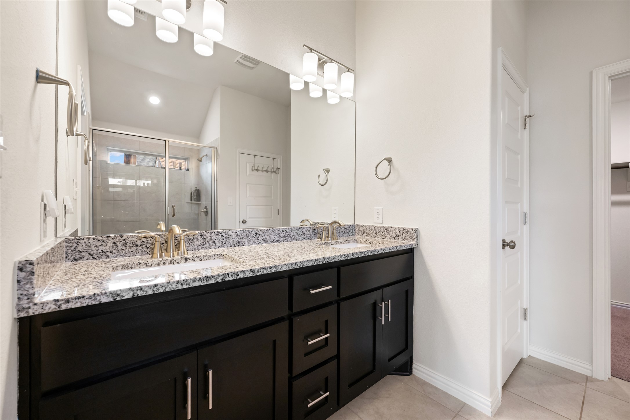 303 Cold Riv Run Kyle, TX 78640 - Photo 20 of 40 Granite countertops.