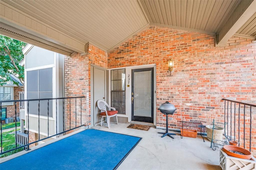 401 Pebble Way, Unit 237 Arlington, TX 76006 - Photo 10 of 12 a view of livingroom with outdoor space