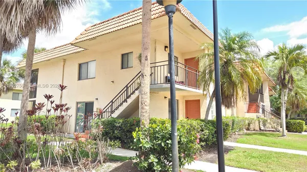 $2,400 | 357 Lakeview Drive, Unit 201, Weston, FL 33326