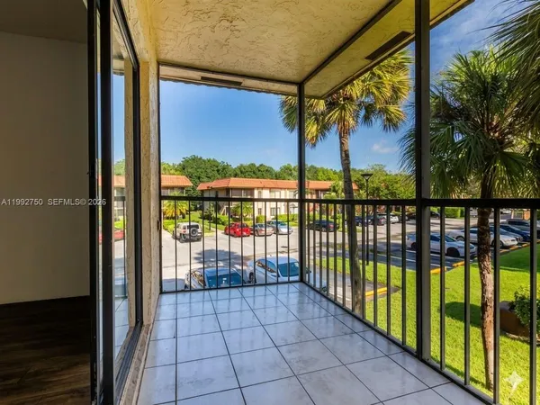 $2,400 | 357 Lakeview Drive, Unit 201, Weston, FL 33326