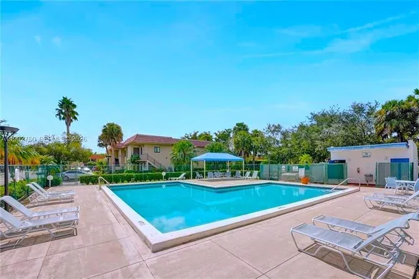$2,400 | 357 Lakeview Drive, Unit 201, Weston, FL 33326
