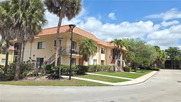 $2,400 | 357 Lakeview Drive, Unit 201, Weston, FL 33326
