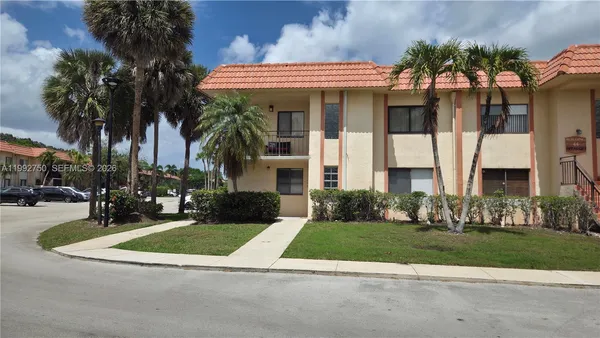 $2,400 | 357 Lakeview Drive, Unit 201, Weston, FL 33326