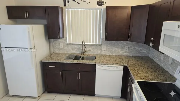$2,400 | 357 Lakeview Drive, Unit 201, Weston, FL 33326