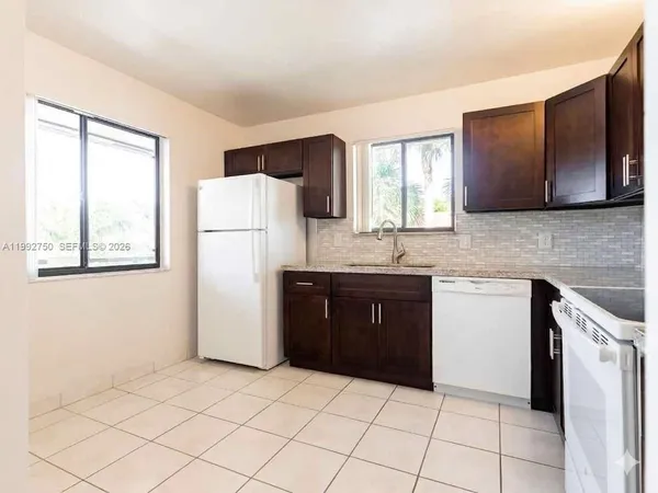 $2,400 | 357 Lakeview Drive, Unit 201, Weston, FL 33326