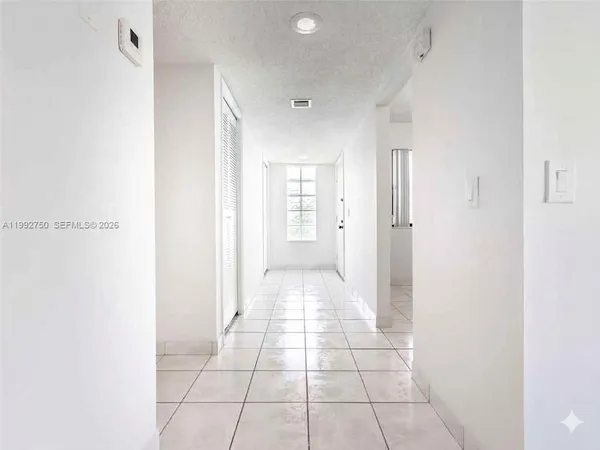 $2,400 | 357 Lakeview Drive, Unit 201, Weston, FL 33326