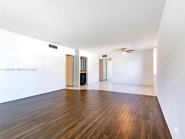 $2,400 | 357 Lakeview Drive, Unit 201, Weston, FL 33326