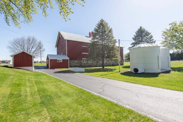 $1,800,000 | W1048 Concord Center Drive, Concord, WI 53178