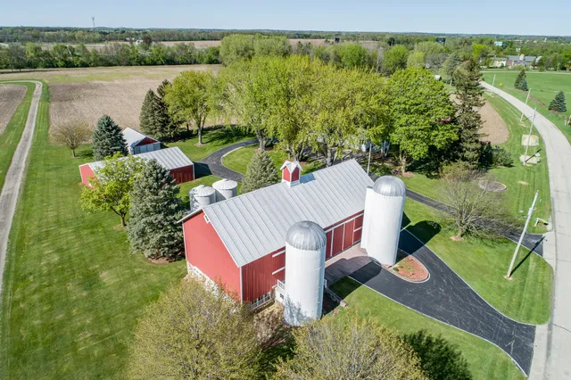 $1,800,000 | W1048 Concord Center Drive, Concord, WI 53178