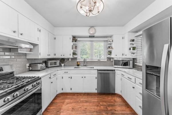 128 Meadowbrook Road Hermitage, PA 16148 - Photo 8 of 32 12x12 kitchen has quartz countertops, new SS package and more!