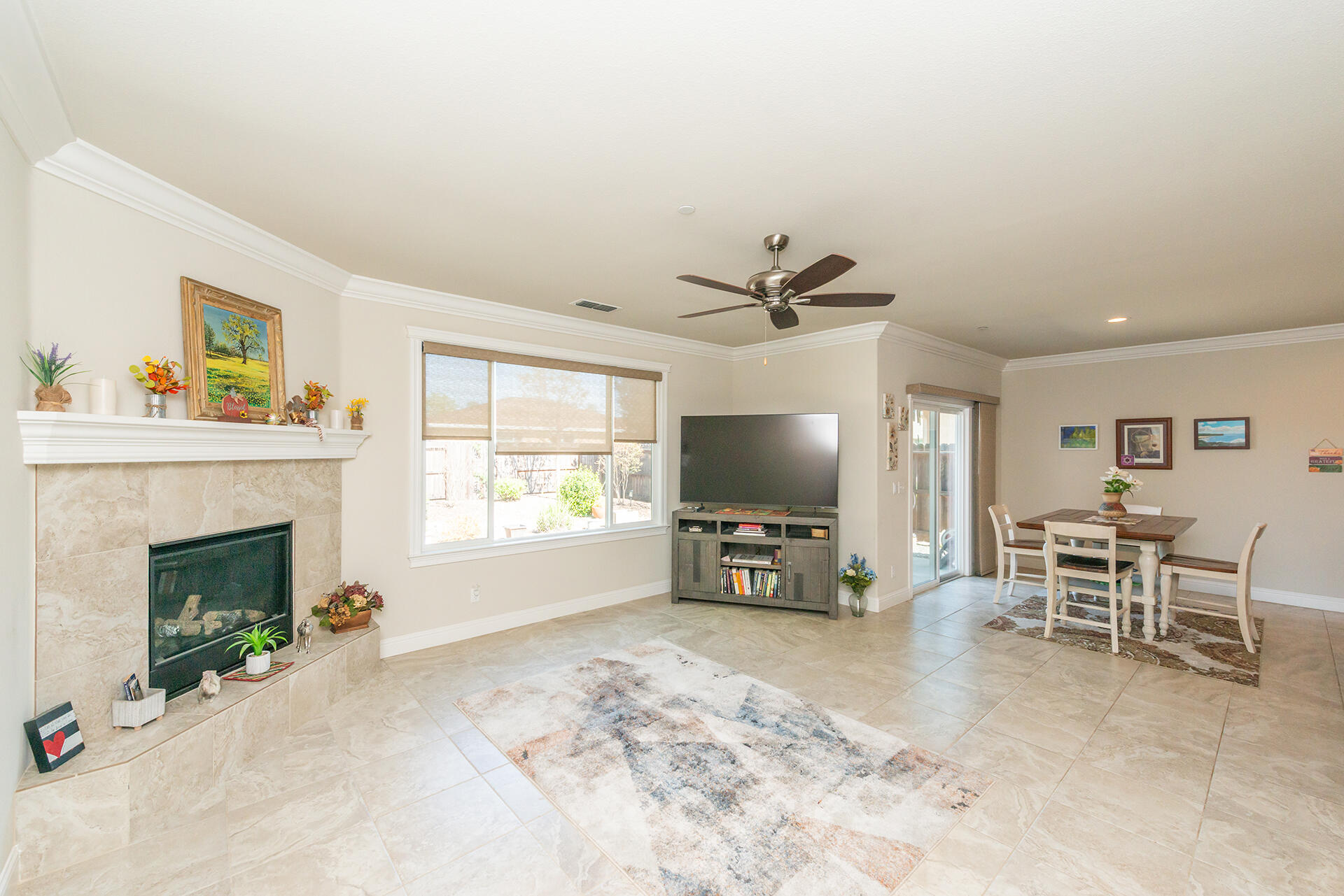 3326 Hotlam Road Redding, CA 96002 - Photo 13 of 60 Living Room