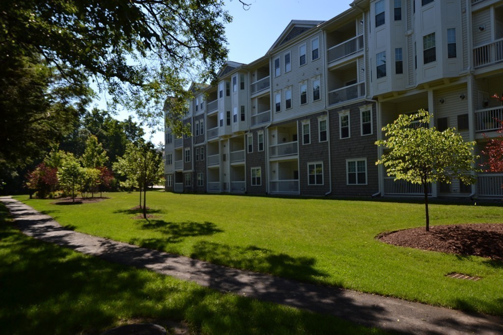 7 Augustus Court, Unit 1013 Reading, MA 01867 - Photo 29 of 34 a view of a back yard of the house