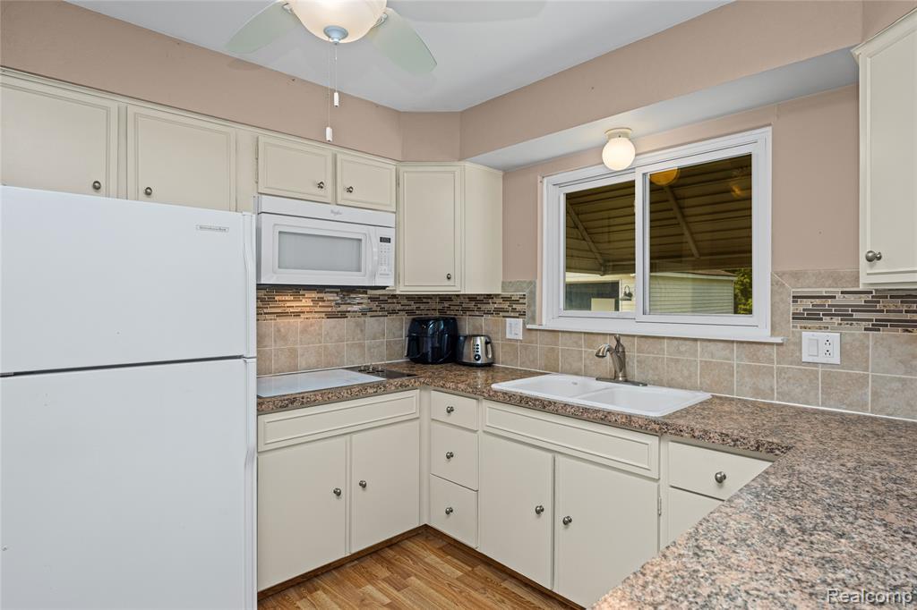 14743 Newburgh Road Livonia, MI 48154 - Photo 13 of 48