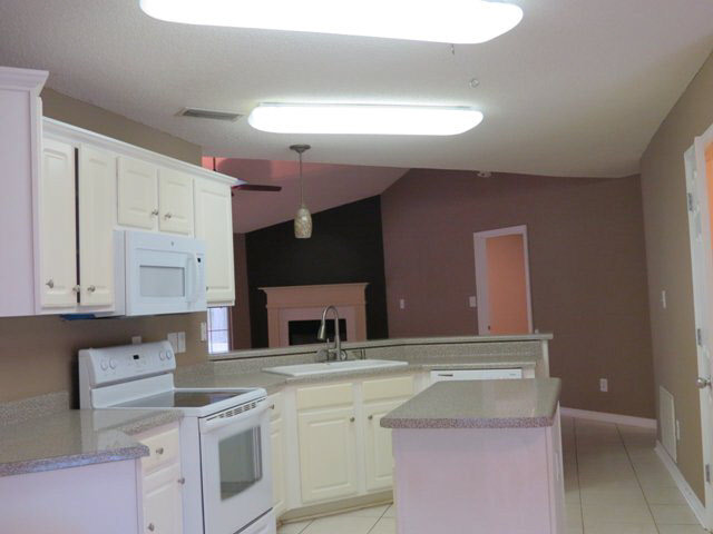 301 Monteith Oaks Drive Foley, AL 36535 - Photo 3 of 12 Kitchen