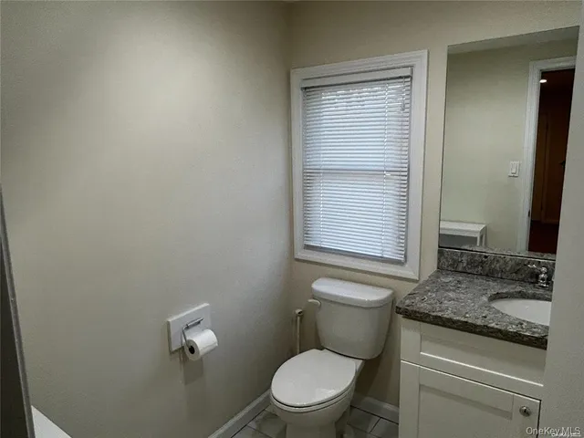 $4,575 | 148 Hillside Avenue, Unit 2 FRONT, Manhasset, NY 11030