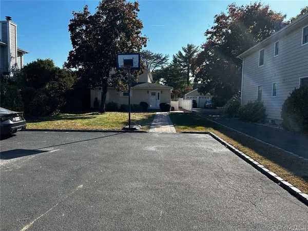 $4,575 | 148 Hillside Avenue, Unit 2 FRONT, Manhasset, NY 11030