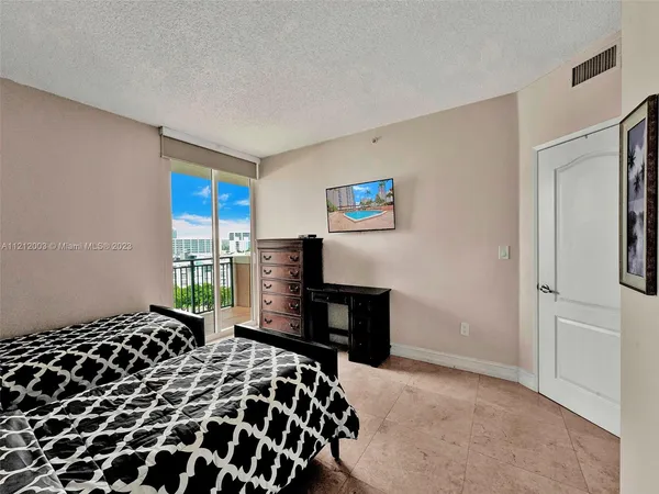 $5,900 | 17555 Atlantic Boulevard, Unit 806, Sunny Isles Beach, FL 33160
