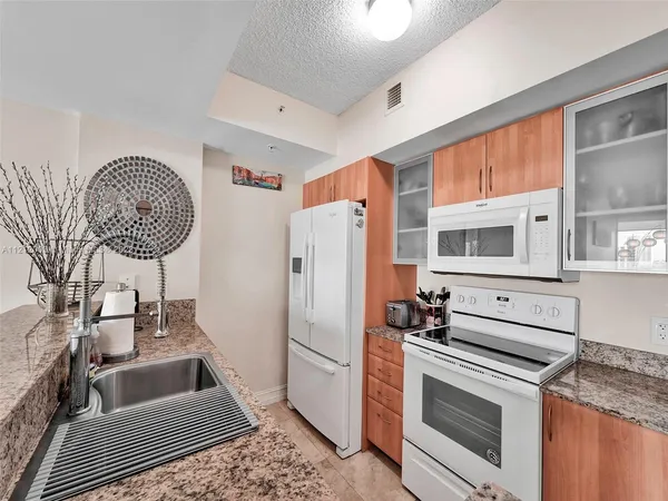 $5,900 | 17555 Atlantic Boulevard, Unit 806, Sunny Isles Beach, FL 33160