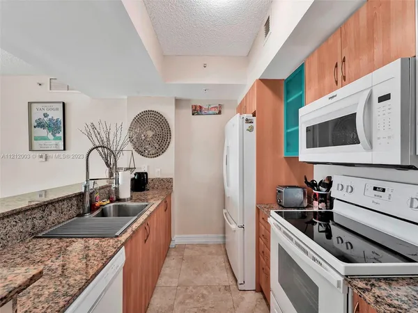 $5,900 | 17555 Atlantic Boulevard, Unit 806, Sunny Isles Beach, FL 33160