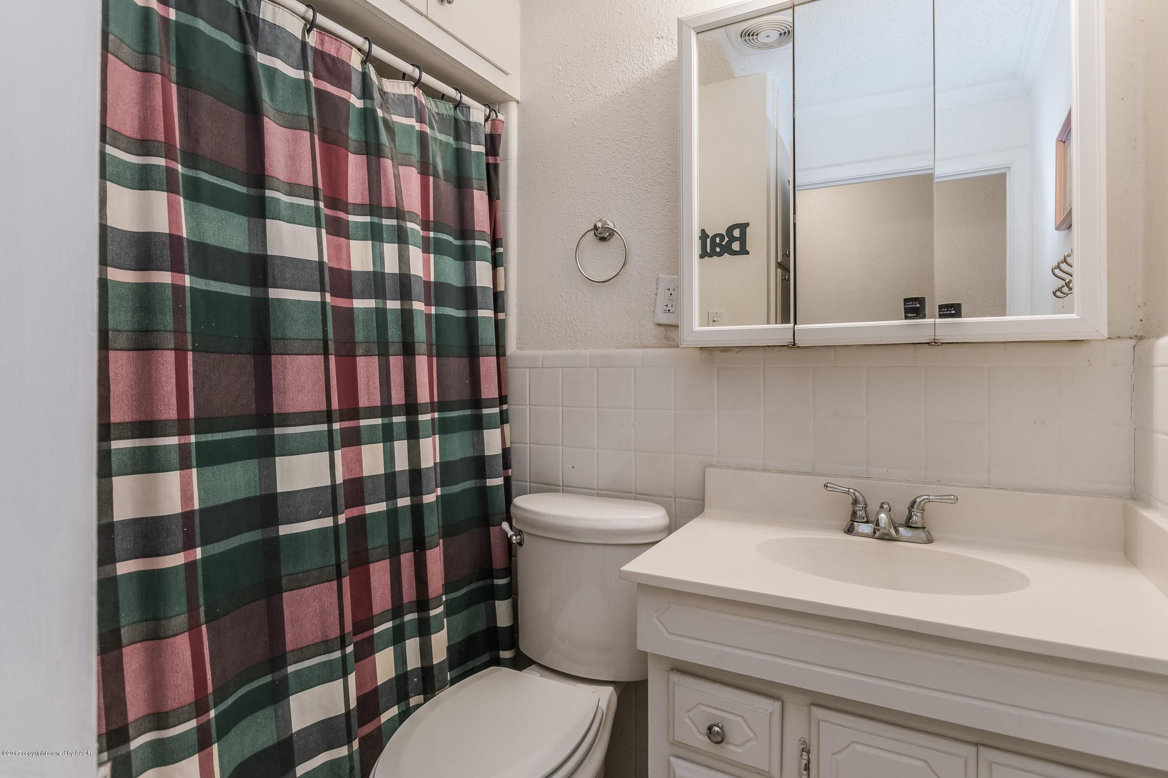 3304 Kingston Road Amarillo, TX 79106 - Photo 13 of 20 013_Hall Bathroom_