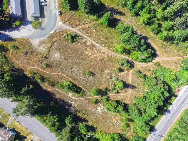 an aerial view of a yard