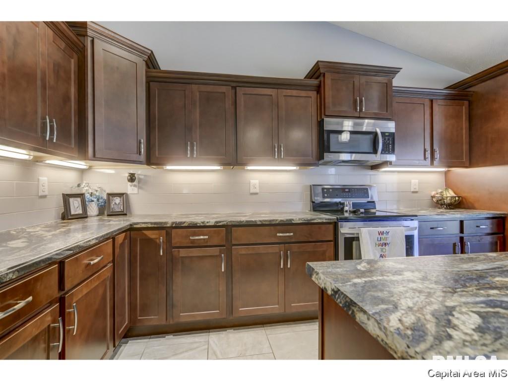 1405 Lake Pointe Court Springfield, IL 62712 - Photo 10 of 23