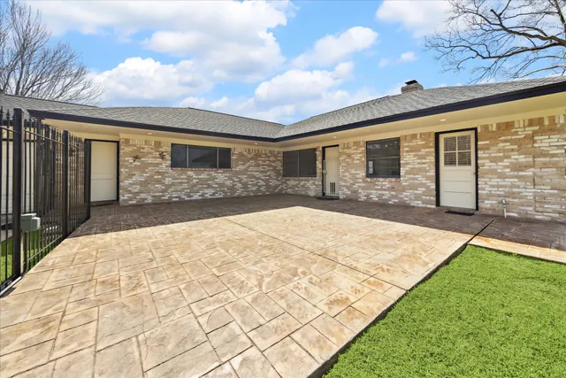 a front view of house with yard